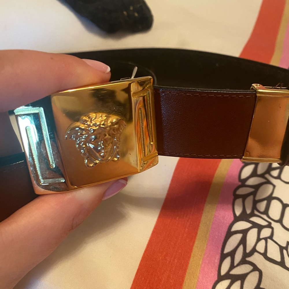 Men’s Gianni Versace vintage brwn blk belt sz 44.